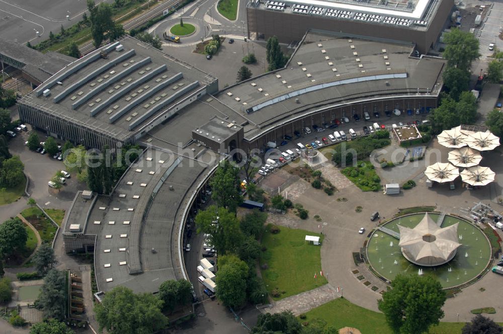 Aerial photograph KÖLN - Blick auf das Gelände der Kölnmesse östlich des Rheins. Sie ist ein wichtiger Faktor für den Wirtschaft Kölns und den Wirtschaftsstandort Köln. Die Koelnmesse organisiert regelmäßig über 70 Messen im In- und Ausland. 25 davon gelten als die bedeutendsten Messen im jeweiligen Wirtschaftszweig. Somit ist die Koelnmesse größter Veranstalter von Messen auf einem eigenen Gelände und, gemessen an ihrer Ausstellungsfläche, die viert größte Messe weltweit. Jährlich werden rund 2,3 Millionen Besucher aus fast 200 Ländern gezählt. Das Gelände bietet Kapazitäten für Tagungen mit über 19.500 Teilnehmern und den Rahmen für Kongresse mit begleitenden Ausstellungen.