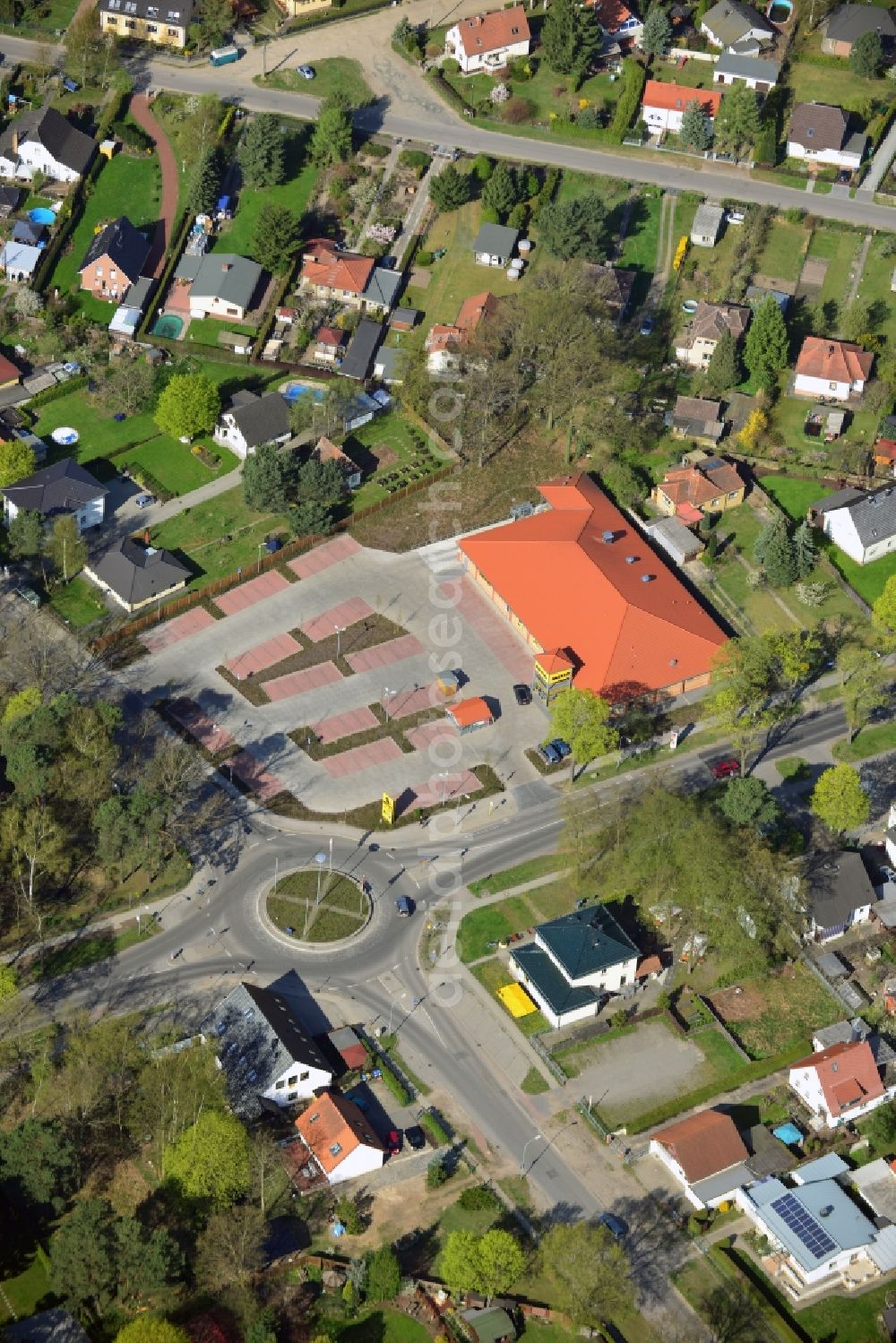 Falkensee from the bird's eye view: Site of the roundabout - ring on Havelländer street in Falkensee in Brandenburg