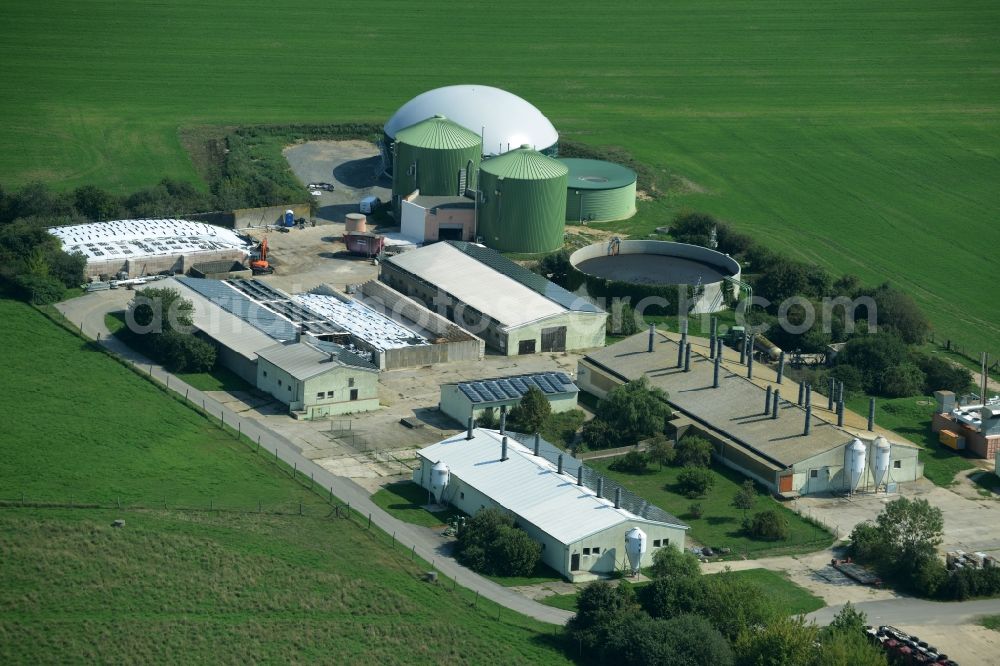 Aerial image Zschettgau - Farm on the edge of Zschettgau in the state of Saxony. The site includes several halls, buildings and silos