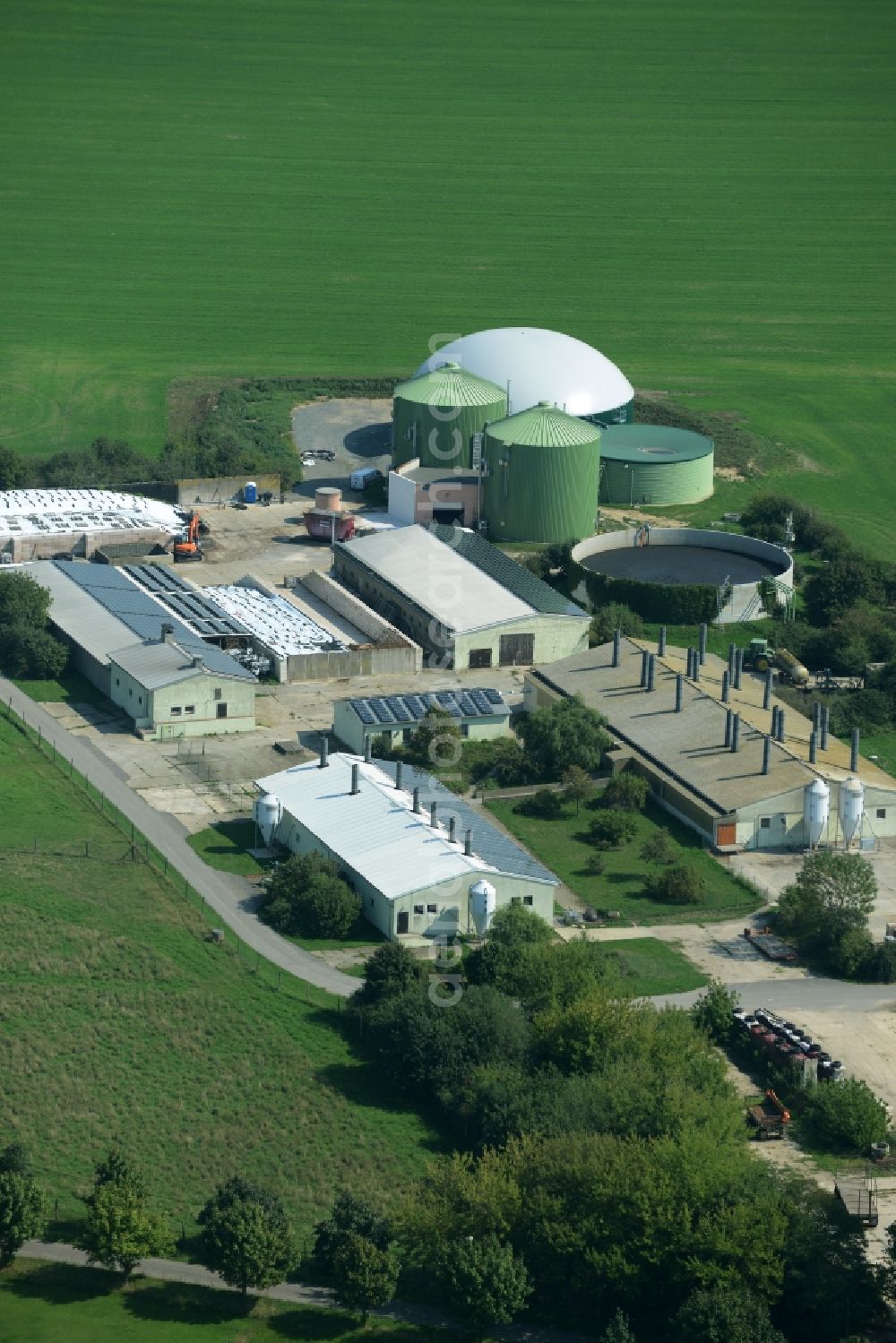 Aerial photograph Zschettgau - Farm on the edge of Zschettgau in the state of Saxony. The site includes several halls, buildings and silos