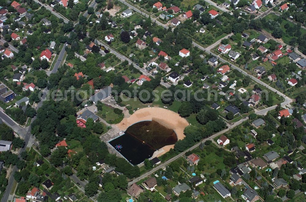 Berlin Mahlsdorf from the bird's eye view: Terrain and sun-meadows by the pool of Werner- Bad in Berlin Mahlsdorf