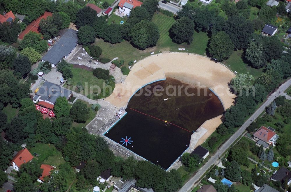 Aerial image Berlin Mahlsdorf - Terrain and sun-meadows by the pool of Werner- Bad in Berlin Mahlsdorf