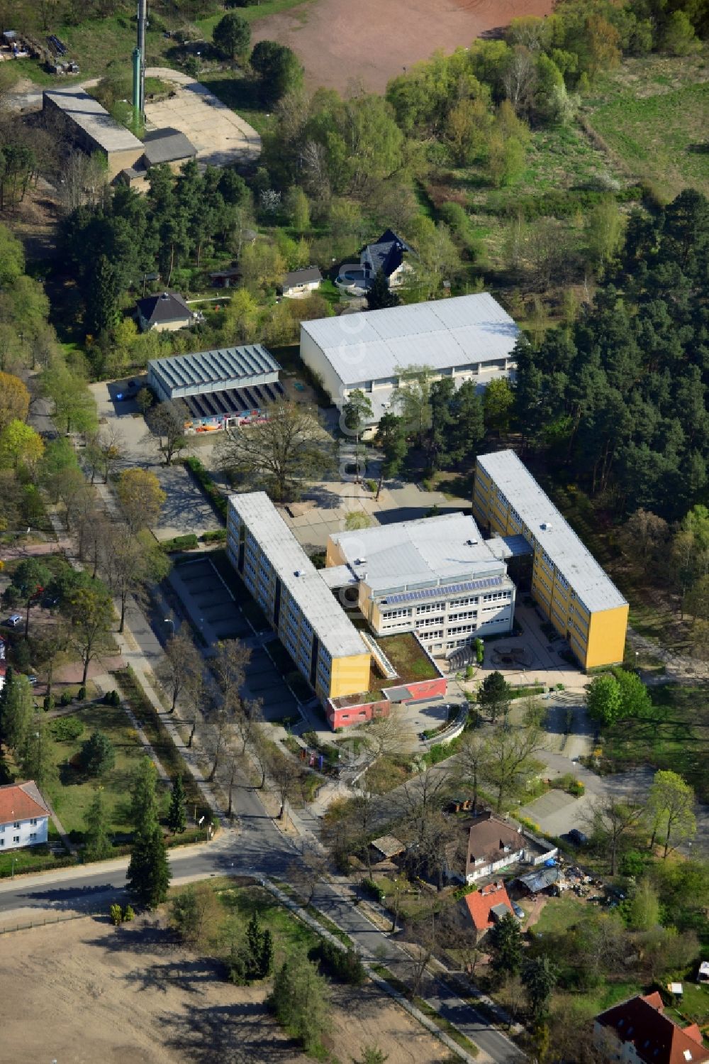 Falkensee from the bird's eye view: Grounds of the Lise-Meitner Gymnasium at Ruppin street in Falkensee in Brandenburg