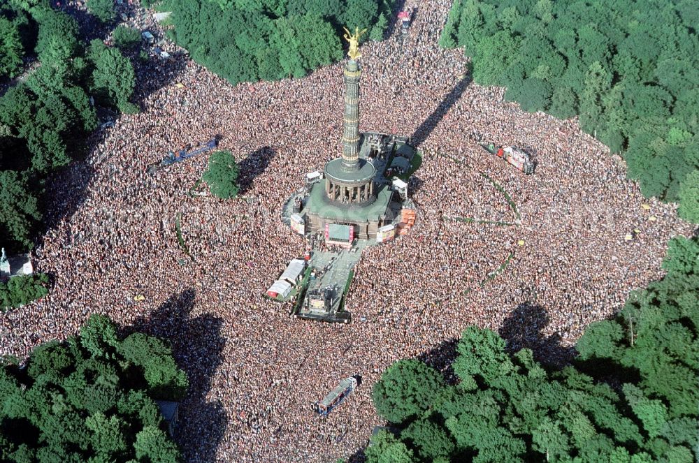 Aerial photograph Berlin - Participants in the Love Parade music festival on the event concert area on the Great Star at the Victory Column and the Strasse des 17. Juni in the district Tiergarten in Berlin, Germany