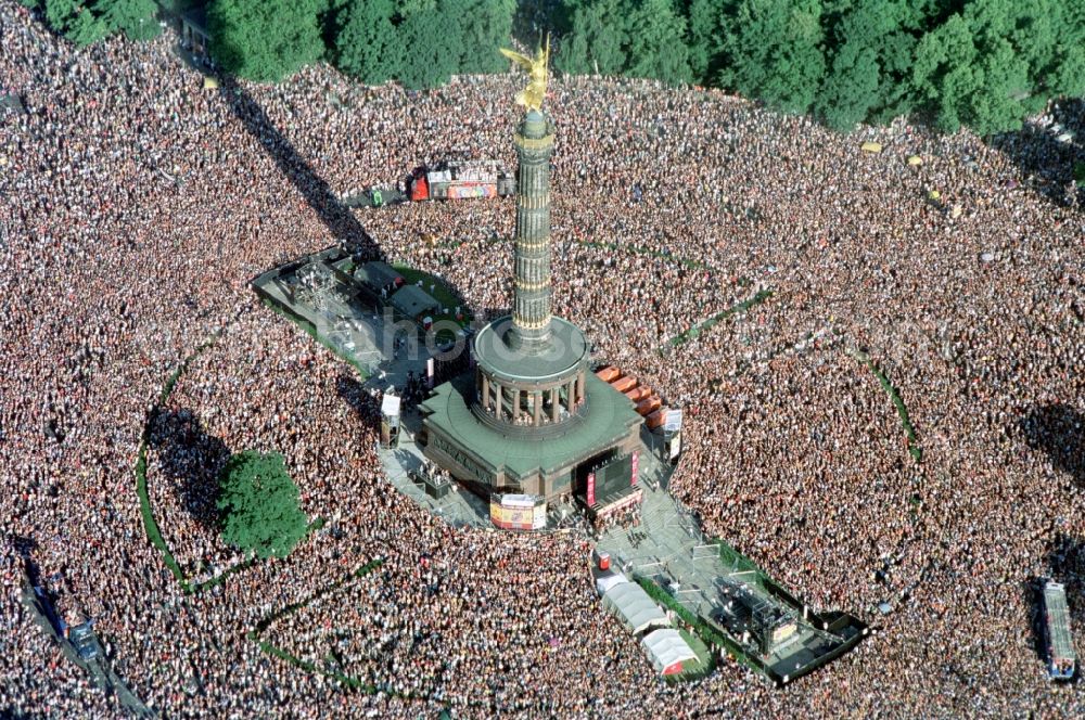 Aerial image Berlin - Participants in the Love Parade music festival on the event concert area on the Great Star at the Victory Column and the Strasse des 17. Juni in the district Tiergarten in Berlin, Germany