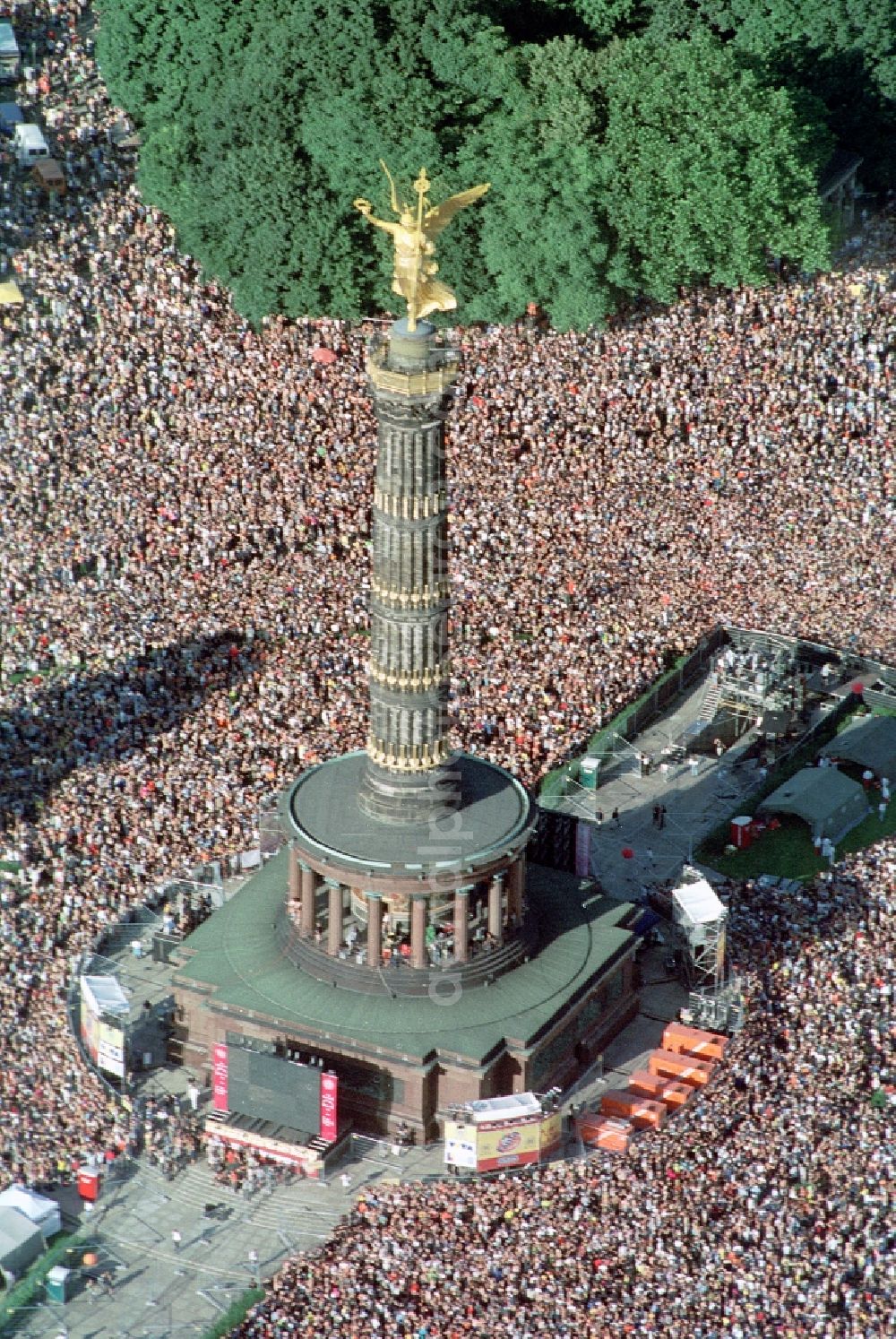 Aerial photograph Berlin - Participants in the Love Parade music festival on the event concert area on the Great Star at the Victory Column and the Strasse des 17. Juni in the district Tiergarten in Berlin, Germany