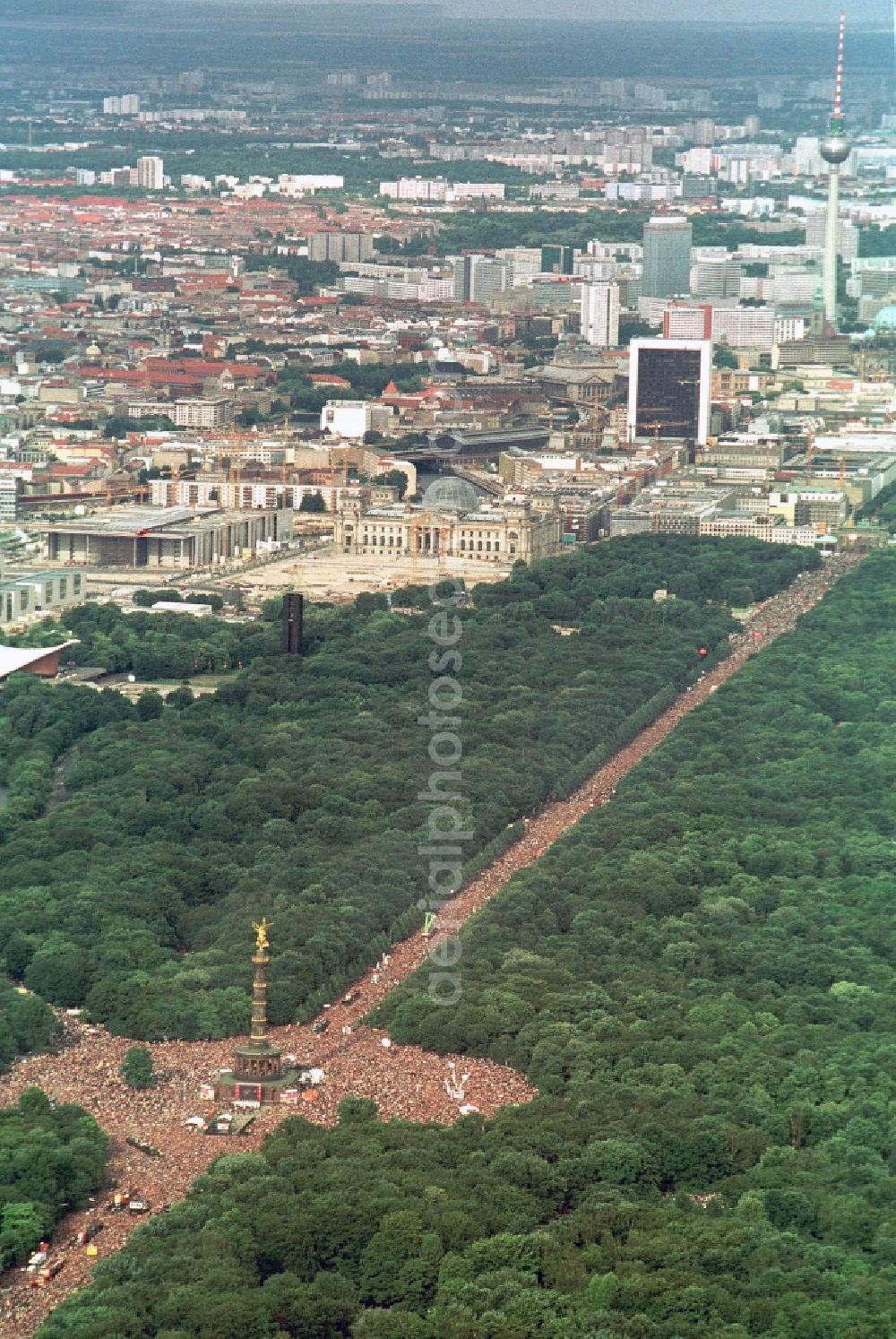 Aerial image Berlin - Participants in the Love Parade music festival on the event concert area on the Great Star at the Victory Column and the Strasse des 17. Juni in the district Tiergarten in Berlin, Germany