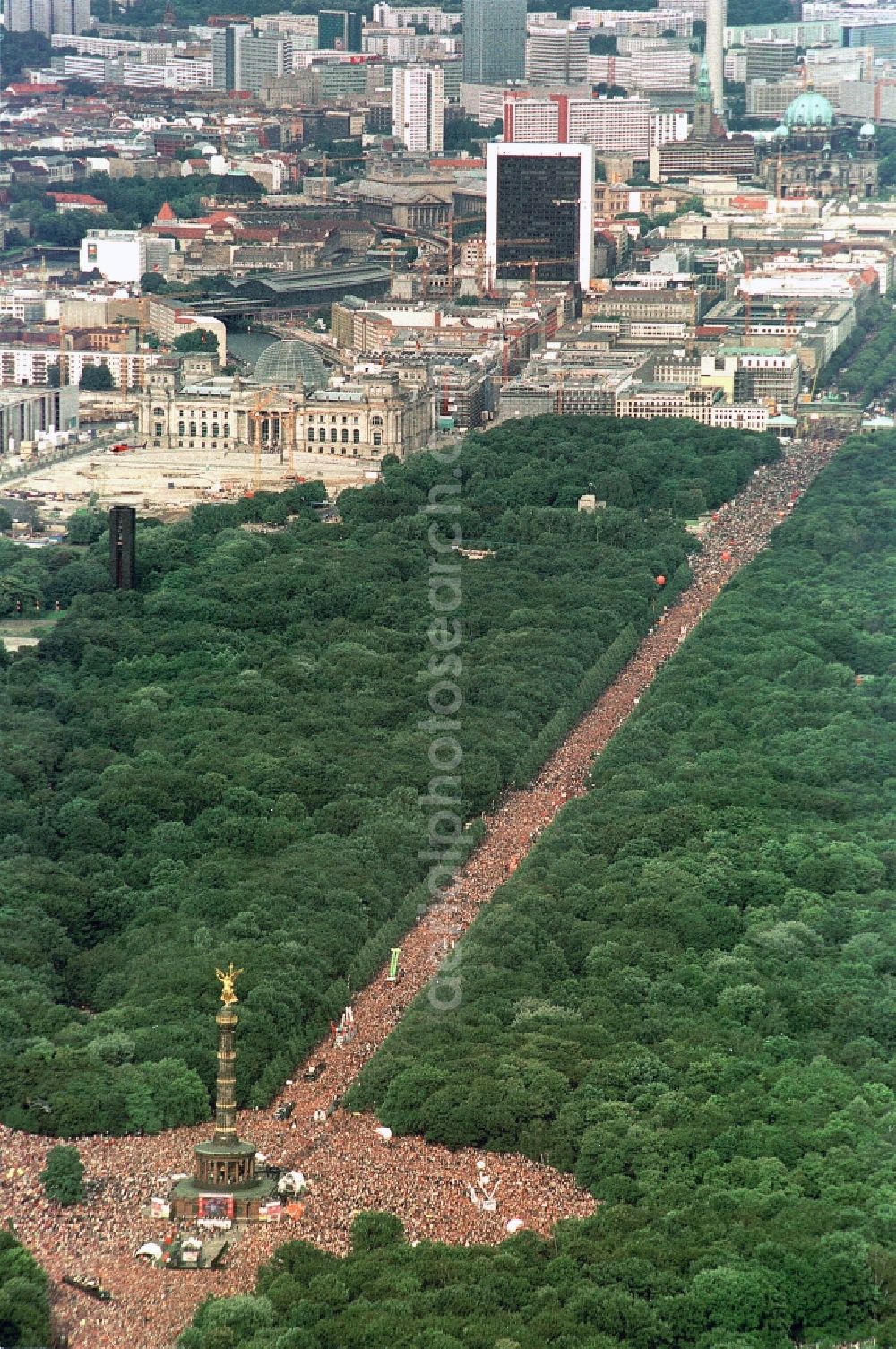 Aerial photograph Berlin - Participants in the Love Parade music festival on the event concert area on the Great Star at the Victory Column and the Strasse des 17. Juni in the district Tiergarten in Berlin, Germany