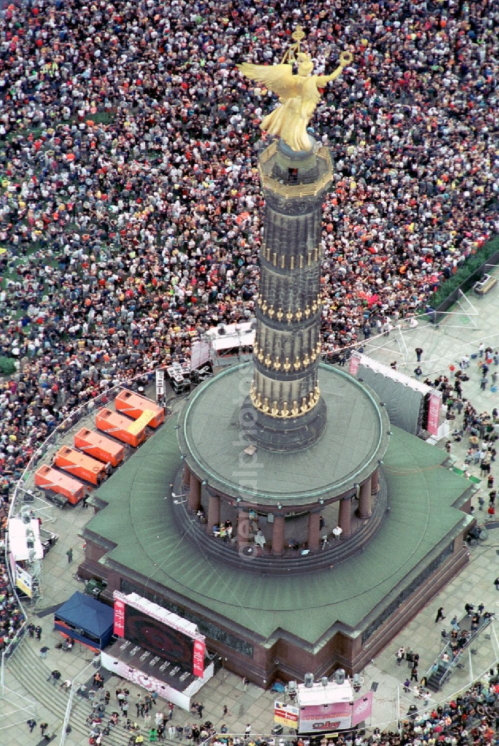 Aerial photograph Berlin - Participants in the Love Parade music festival on the event concert area on the Great Star at the Victory Column and the Strasse des 17. Juni in the district Tiergarten in Berlin, Germany