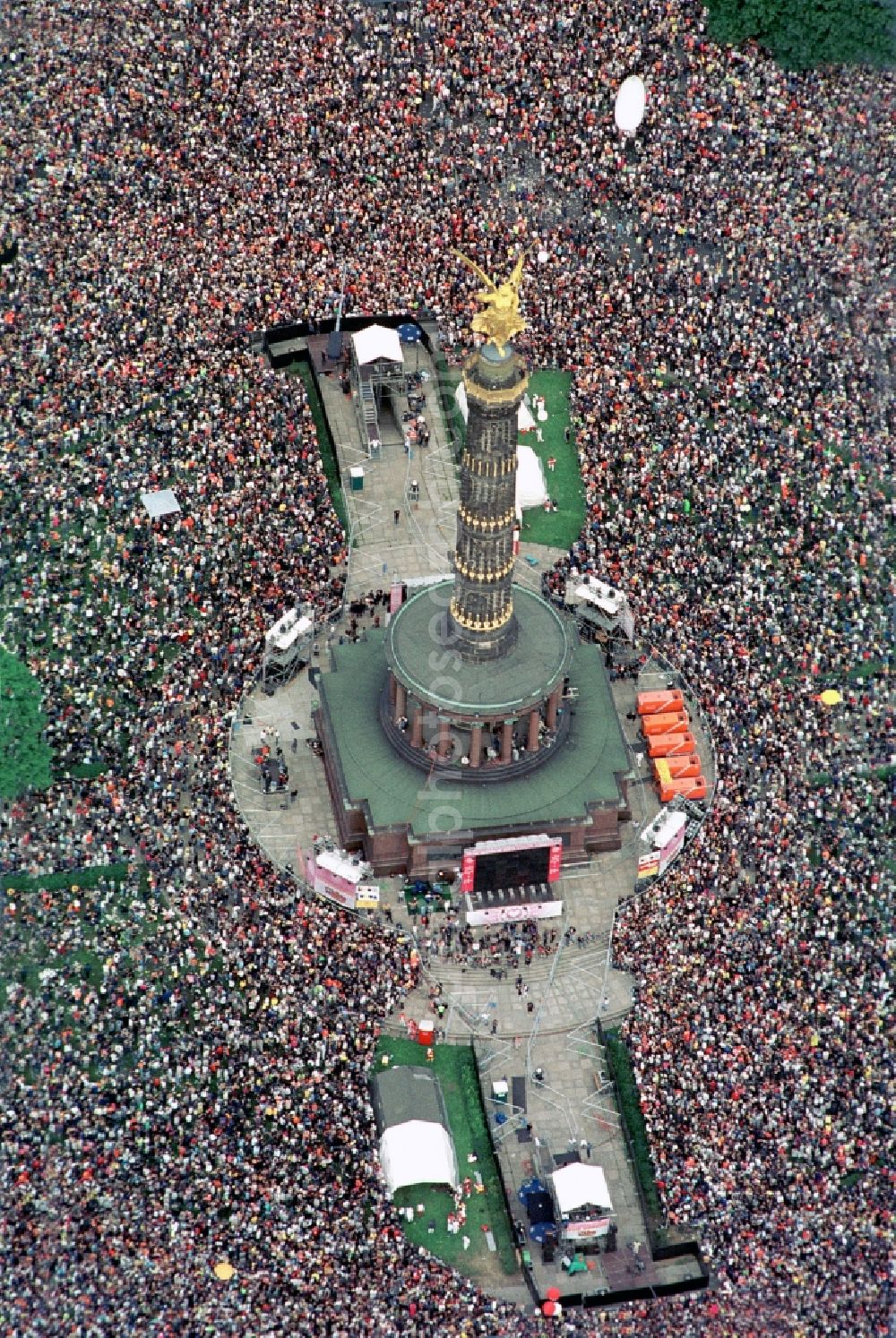 Aerial image Berlin - Participants in the Love Parade music festival on the event concert area on the Great Star at the Victory Column and the Strasse des 17. Juni in the district Tiergarten in Berlin, Germany