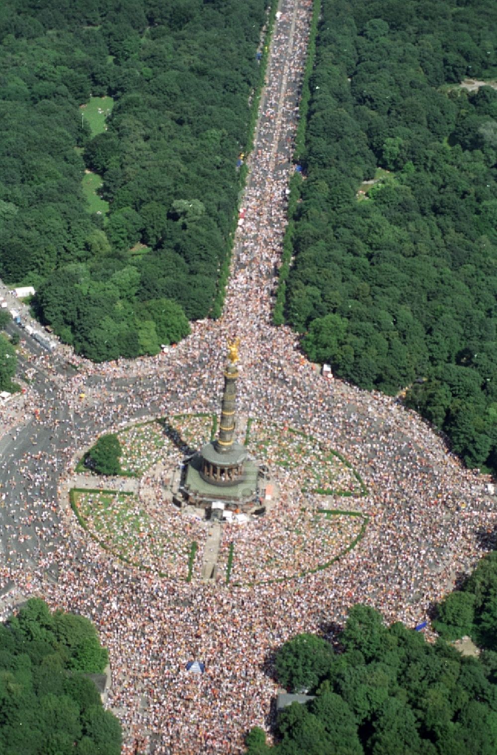 Aerial image Berlin - Participants in the Love Parade music festival on the event concert area on the Great Star at the Victory Column and the Strasse des 17. Juni in the district Tiergarten in Berlin, Germany