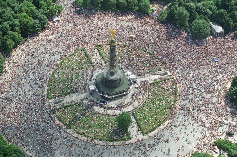 Berlin from the bird's eye view: Participants in the Love Parade music festival on the event concert area on the Great Star at the Victory Column and the Strasse des 17. Juni in the district Tiergarten in Berlin, Germany