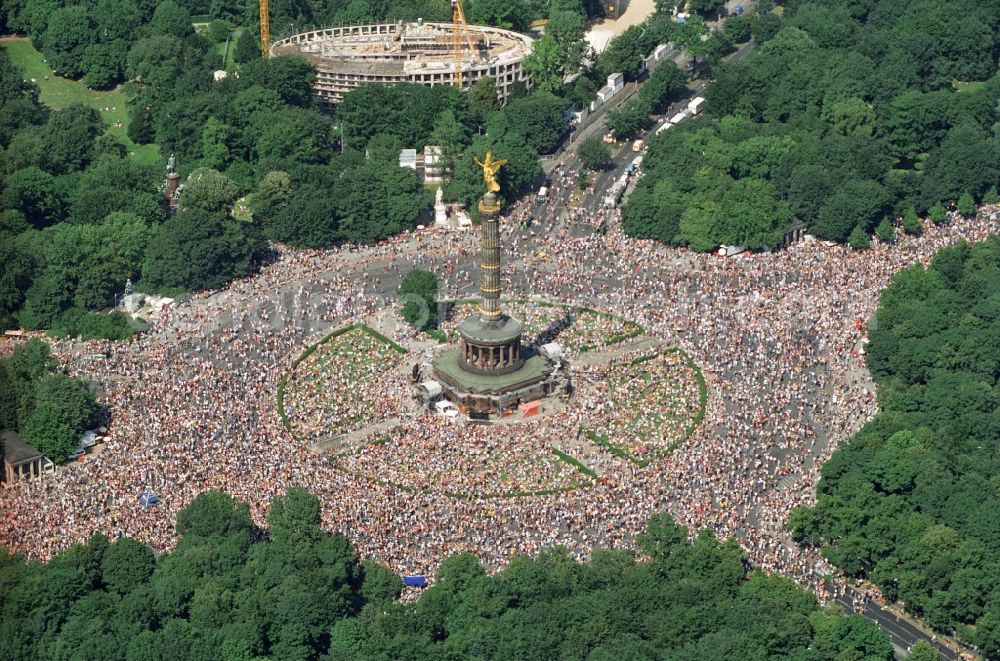 Aerial photograph Berlin - Participants in the Love Parade music festival on the event concert area on the Great Star at the Victory Column and the Strasse des 17. Juni in the district Tiergarten in Berlin, Germany