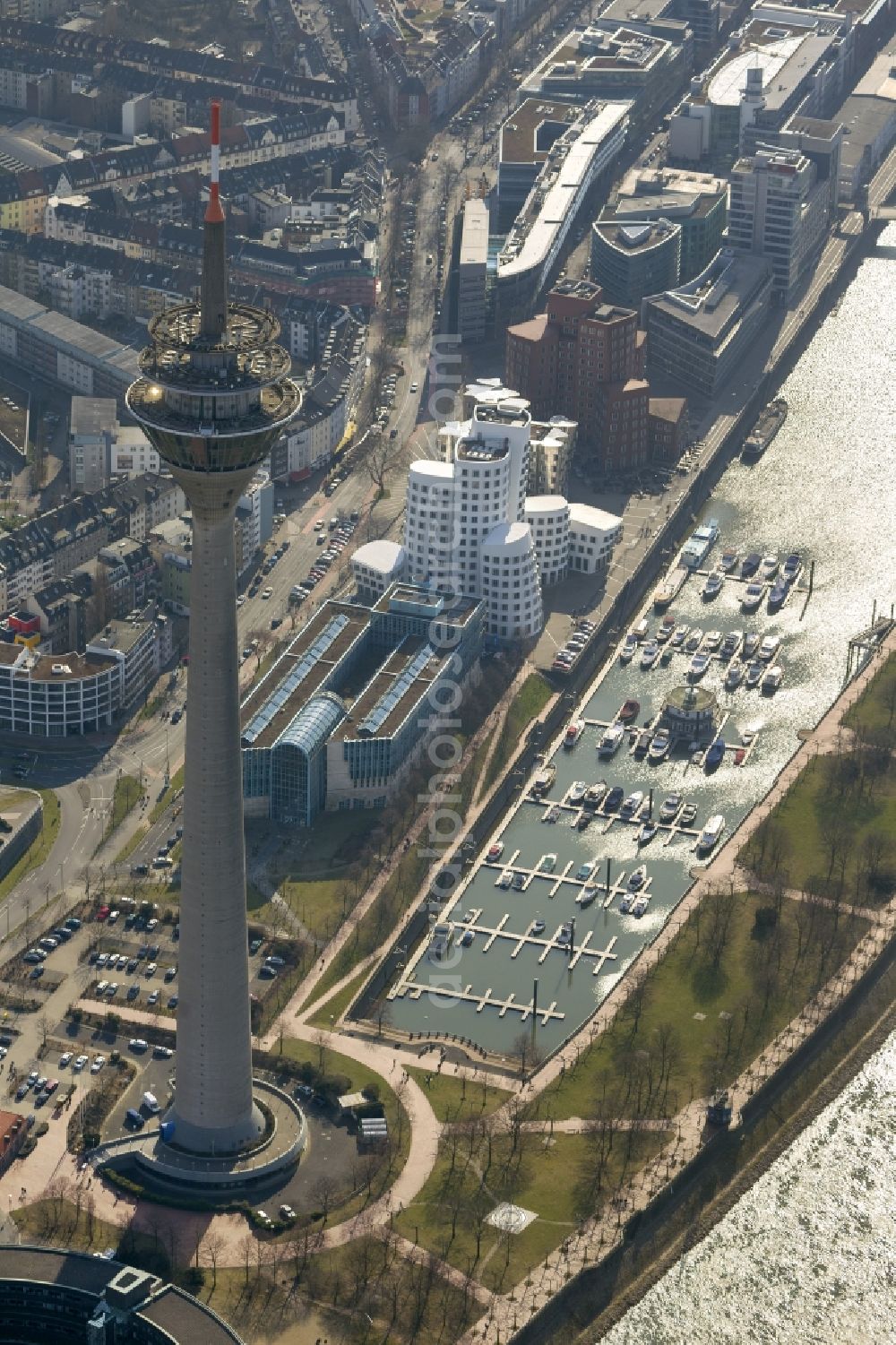 Düsseldorf from the bird's eye view: Site of the Düsseldorf media harbor on the banks of the Rhine in North Rhine-Westphalia