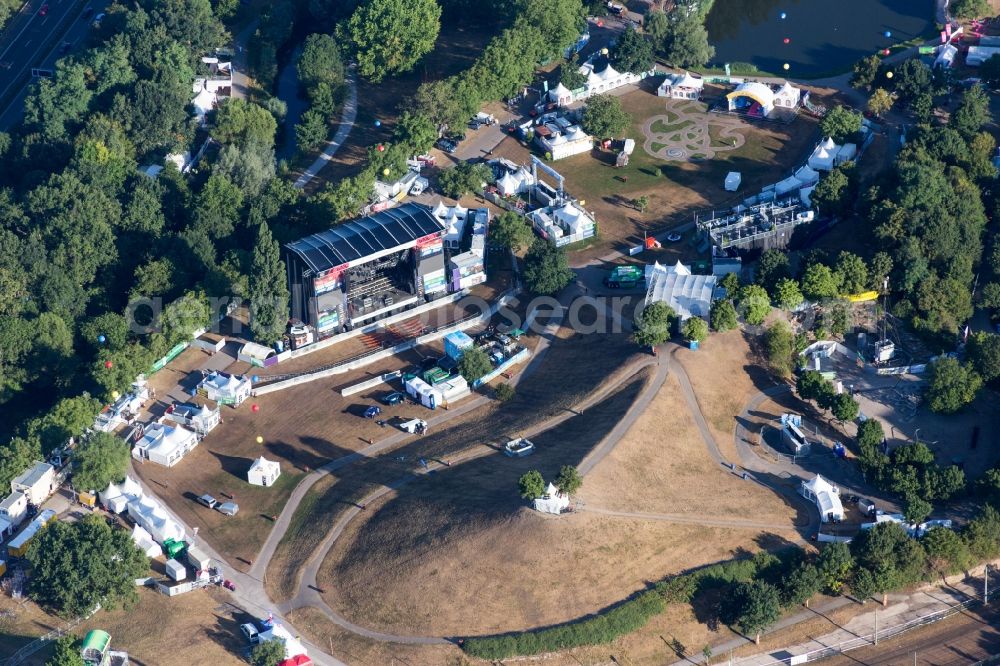 Aerial photograph Karlsruhe - Participants in the music festival Das Fest in Guenther-Klotz-Anlage on the event concert area in the district Suedweststadt in Karlsruhe in the state Baden-Wuerttemberg, Germany