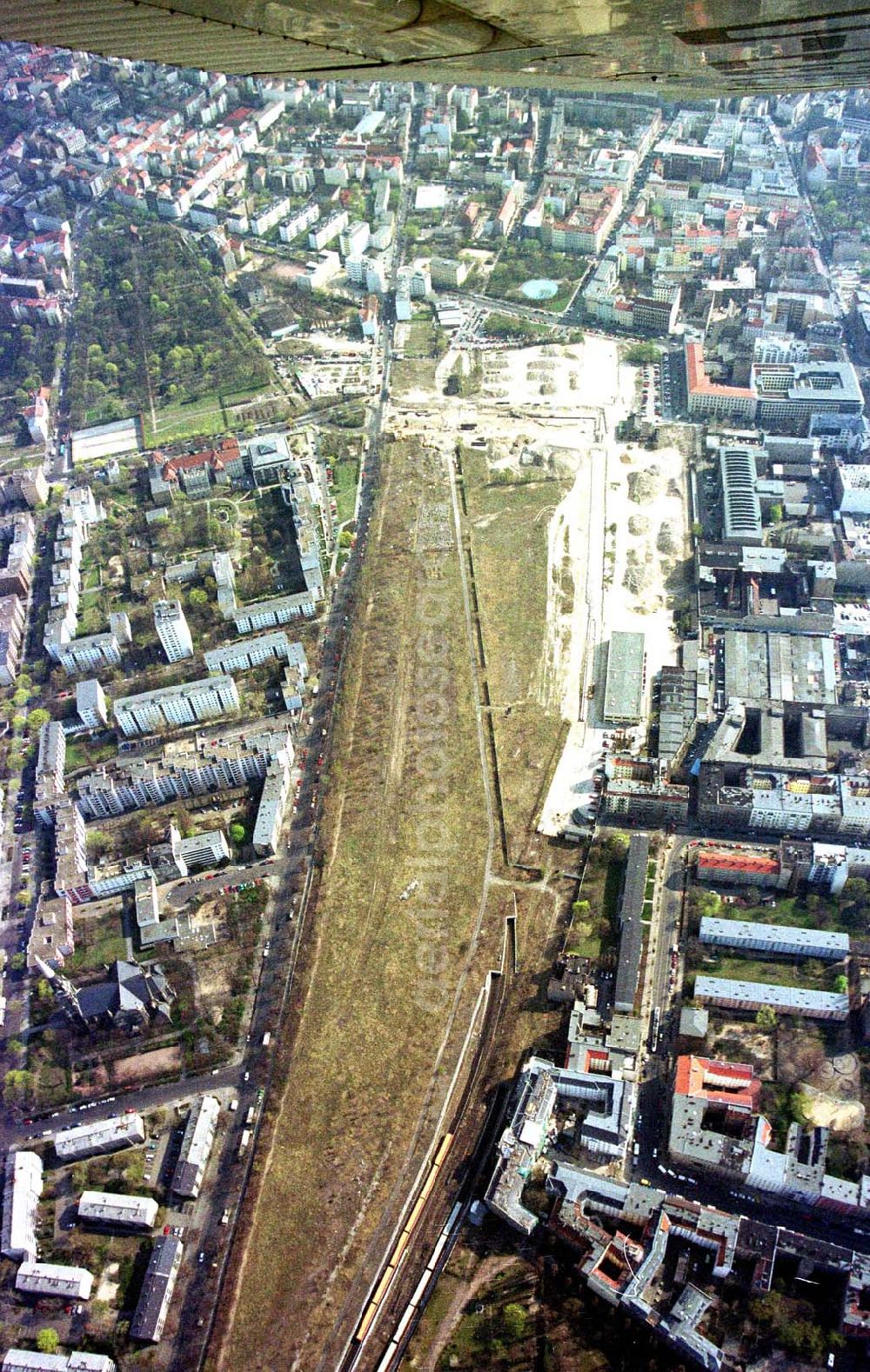 Berlin / Wedding from the bird's eye view: Gelände am Nordbahnhof in Berlin - Mitte mit beginnenden Erschließungs und Umbauarbeiten.