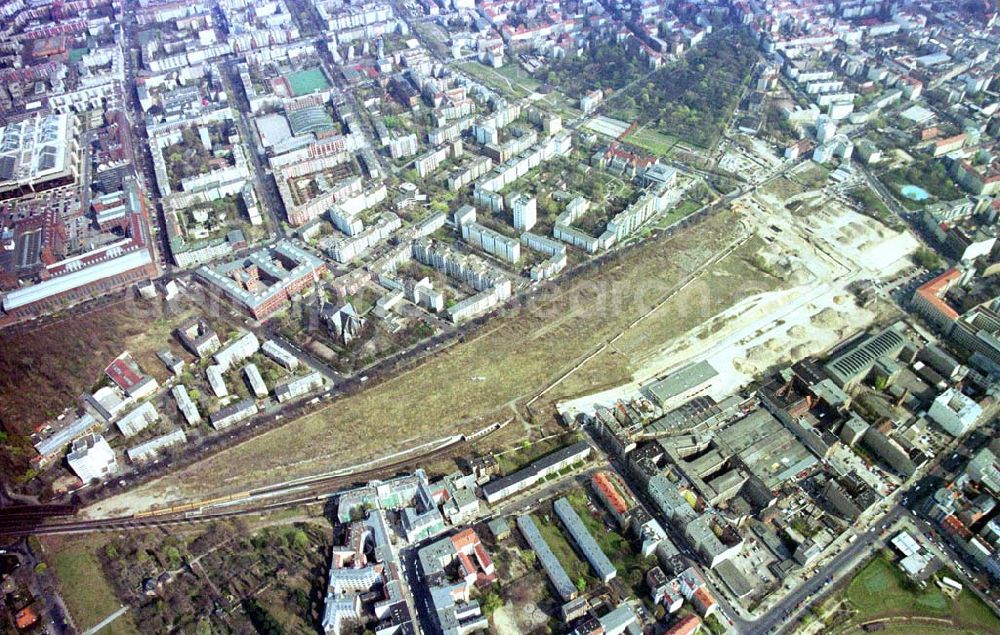 Aerial photograph Berlin / Wedding - Gelände am Nordbahnhof in Berlin - Mitte mit beginnenden Erschließungs und Umbauarbeiten.