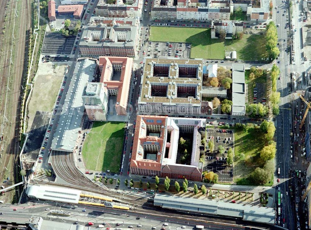 Berlin - Friedrichshain from the bird's eye view: Gelände der Oberbaumcity am S-Bahnhof Warschauer Straße in Berlin - Friedrichshain.