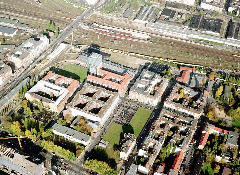 Berlin - Friedrichshain from the bird's eye view: Gelände der Oberbaumcity am S-Bahnhof Warschauer Straße in Berlin - Friedrichshain.