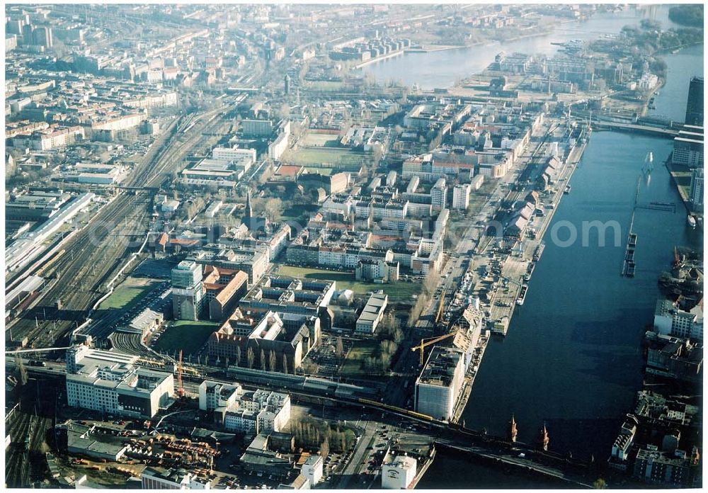 Berlin - Friedrichshain from the bird's eye view: Gelände der Oberbaumcity am S-Bahnhof Warschauer Straße in Berlin - Friedrichshain.