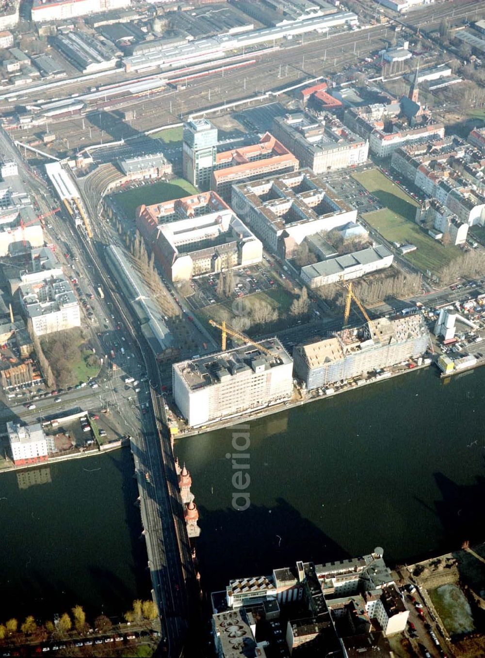 Berlin - Friedrichshain from the bird's eye view: Gelände der Oberbaumcity am S-Bahnhof Warschauer Straße in Berlin - Friedrichshain.