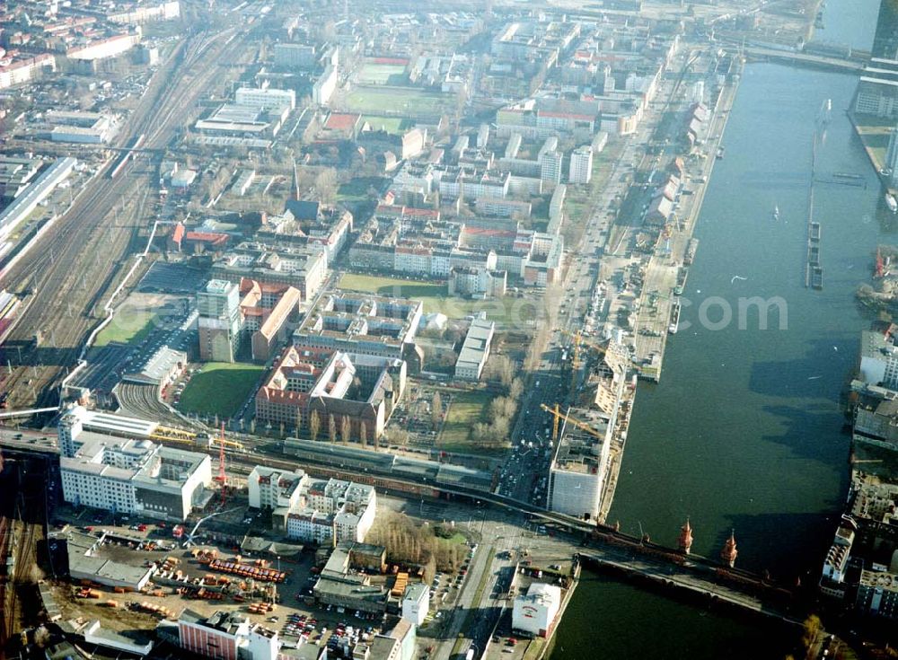 Berlin - Friedrichshain from the bird's eye view: Gelände der Oberbaumcity am S-Bahnhof Warschauer Straße in Berlin - Friedrichshain.