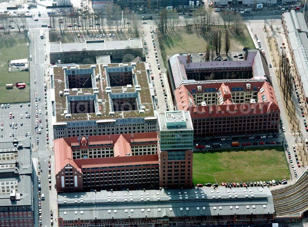 Berlin - Friedrichshain from above - Gelände der Oberbaumcity am S-Bahnhof Warschauer Straße in Berlin - Friedrichshain.