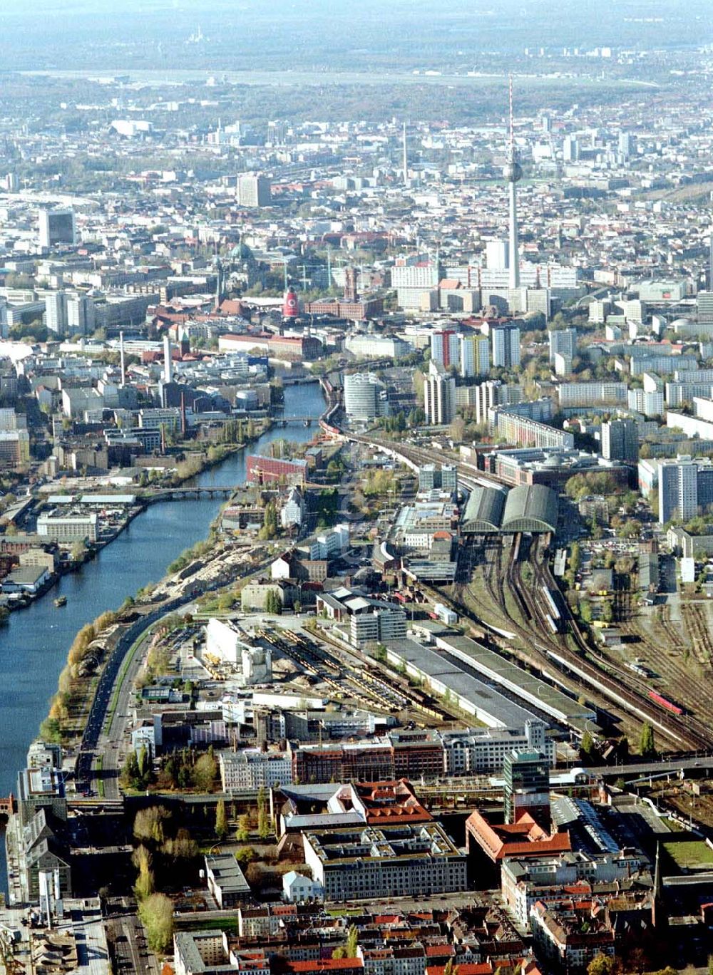 Berlin - Friedrichshain from the bird's eye view: Gelände der Oberbaumcity am S-Bahnhof Warschauer Straße in Berlin - Friedrichshain.