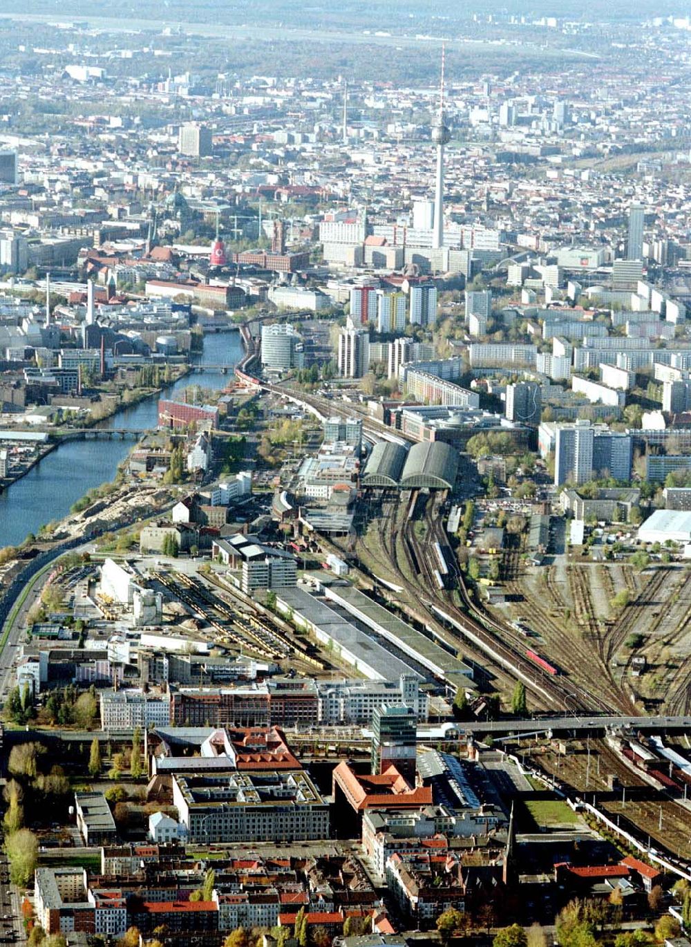 Aerial image Berlin - Friedrichshain - Gelände der Oberbaumcity am S-Bahnhof Warschauer Straße in Berlin - Friedrichshain.