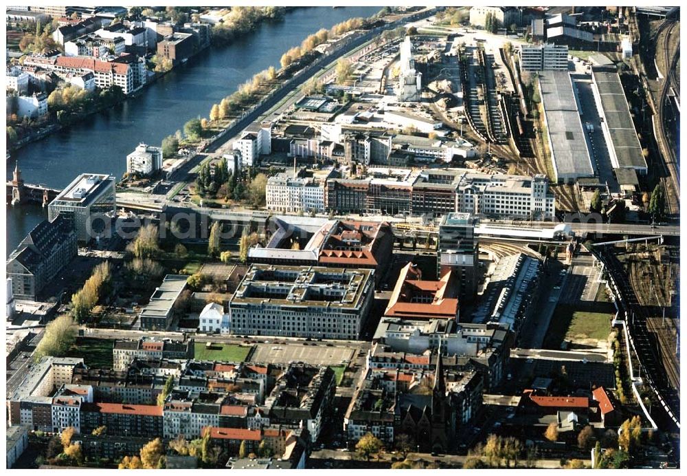 Berlin - Friedrichshain from the bird's eye view: Gelände der Oberbaumcity am S-Bahnhof Warschauer Straße in Berlin - Friedrichshain.