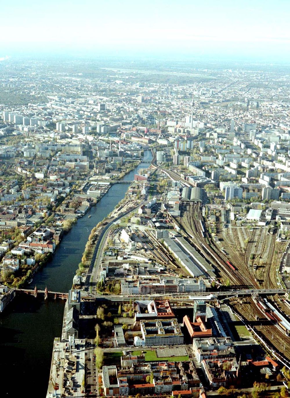 Berlin - Friedrichshain from above - Gelände der Oberbaumcity am S-Bahnhof Warschauer Straße in Berlin - Friedrichshain.