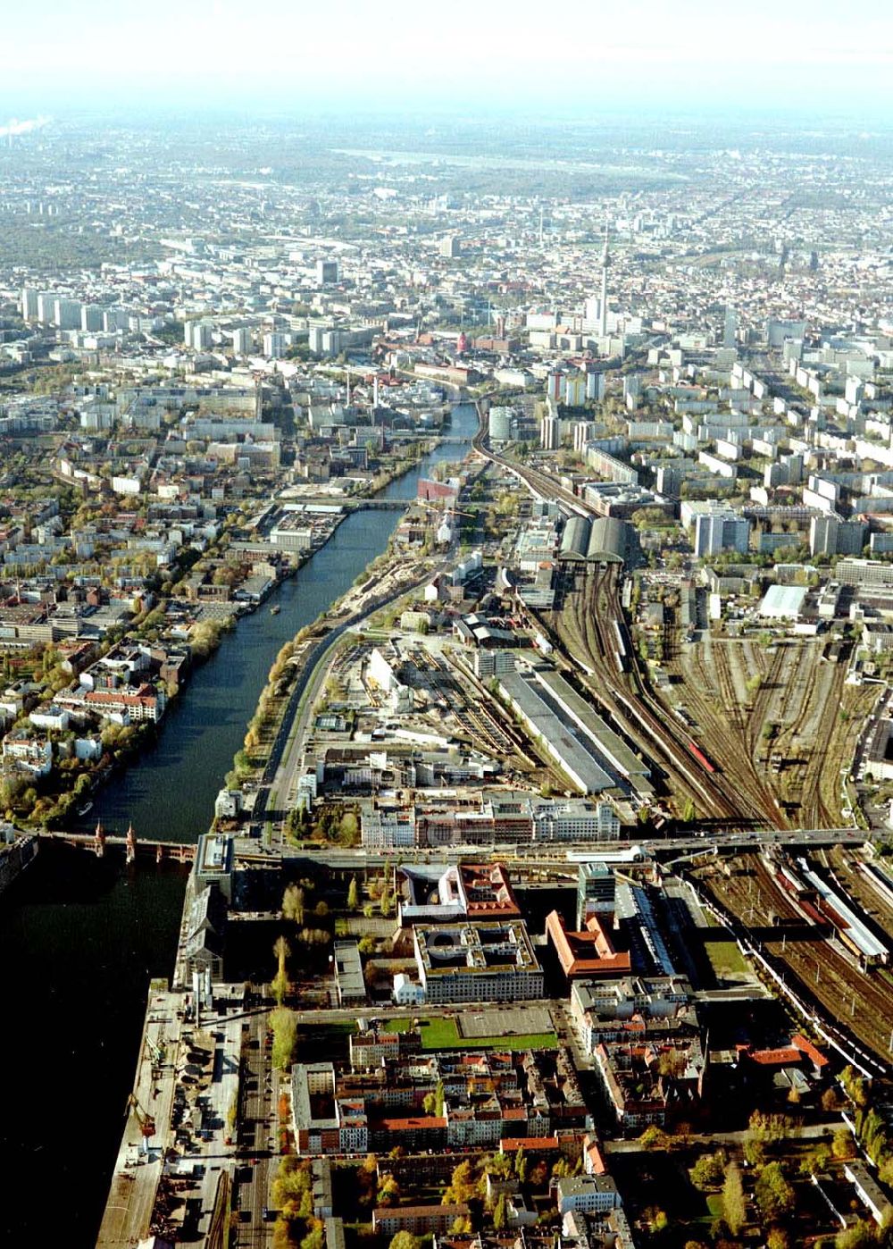 Berlin - Friedrichshain from the bird's eye view: Gelände der Oberbaumcity am S-Bahnhof Warschauer Straße in Berlin - Friedrichshain.