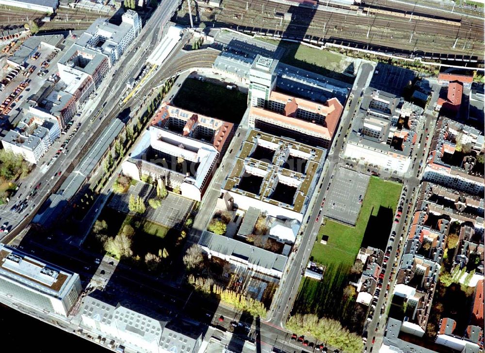 Berlin - Friedrichshain from the bird's eye view: Gelände der Oberbaumcity am S-Bahnhof Warschauer Straße in Berlin - Friedrichshain.