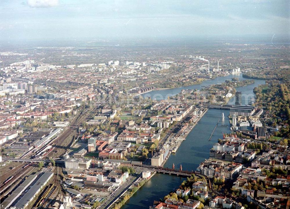 Aerial image Berlin - Friedrichshain - Gelände der Oberbaumcity am S-Bahnhof Warschauer Straße in Berlin - Friedrichshain (Anflug aus westlicher Richtung)..