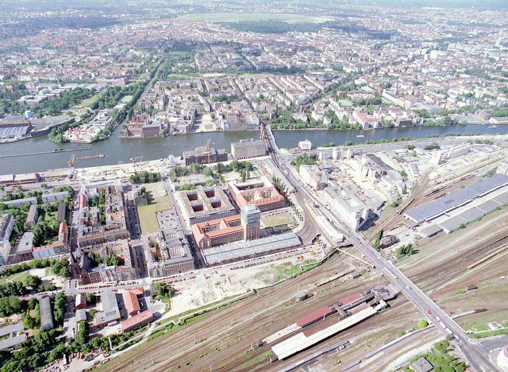 Berlin - Friedrichshain from the bird's eye view: Gelände der Oberbaumcity am S- und U-Bahnhof Warschauer Straße in Berlin - Friedrichshain - ein Objekt der HVB - Projekt GmbH.