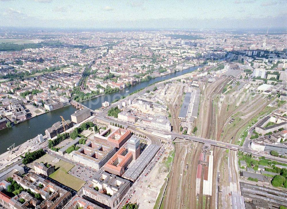 Aerial image Berlin - Friedrichshain - Gelände der Oberbaumcity am S- und U-Bahnhof Warschauer Straße in Berlin - Friedrichshain - ein Objekt der HVB - Projekt GmbH.