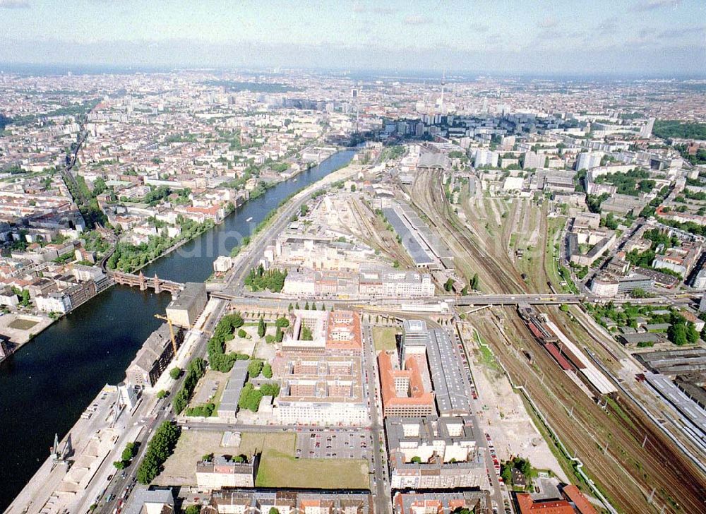 Berlin - Friedrichshain from above - Gelände der Oberbaumcity am S- und U-Bahnhof Warschauer Straße in Berlin - Friedrichshain - ein Objekt der HVB - Projekt GmbH.