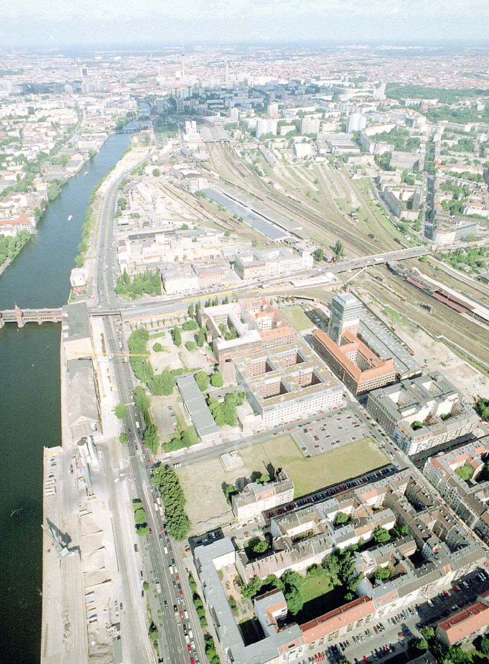 Berlin - Friedrichshain from the bird's eye view: Gelände der Oberbaumcity am S- und U-Bahnhof Warschauer Straße in Berlin - Friedrichshain - ein Objekt der HVB - Projekt GmbH.