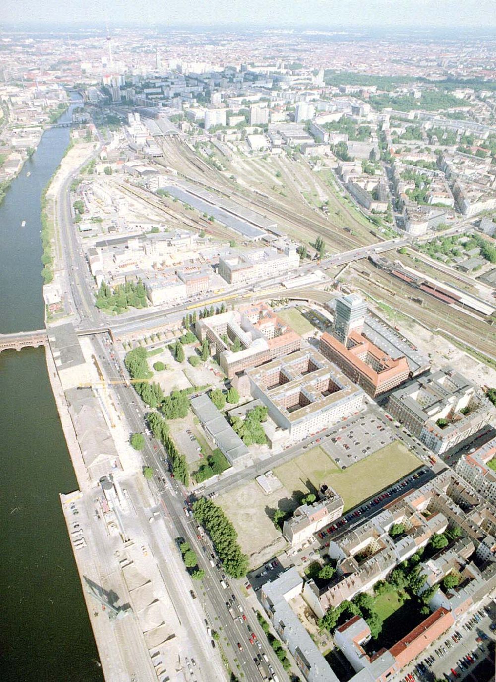 Aerial image Berlin - Friedrichshain - Gelände der Oberbaumcity am S- und U-Bahnhof Warschauer Straße in Berlin - Friedrichshain - ein Objekt der HVB - Projekt GmbH.