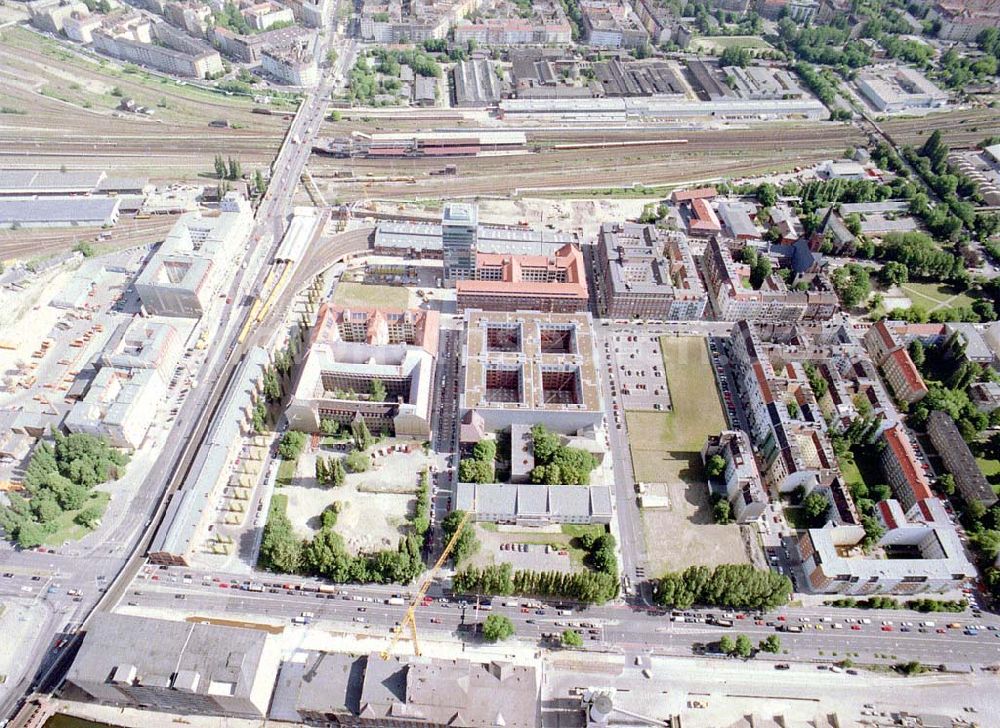 Aerial photograph Berlin - Friedrichshain - Gelände der Oberbaumcity am S- und U-Bahnhof Warschauer Straße in Berlin - Friedrichshain - ein Objekt der HVB - Projekt GmbH.