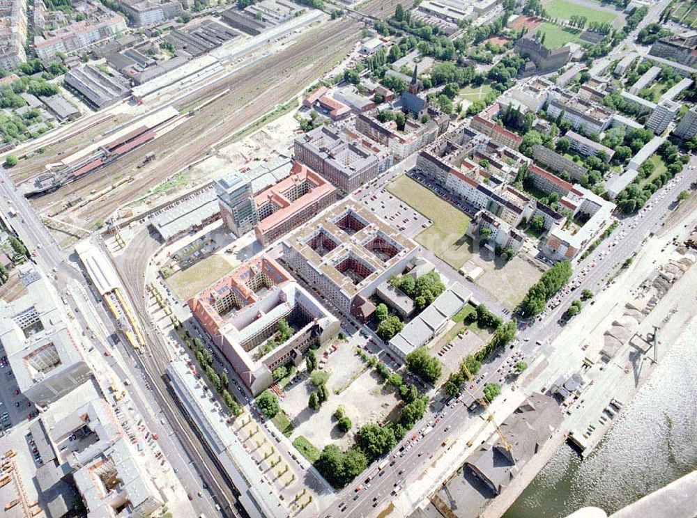 Berlin - Friedrichshain from the bird's eye view: Gelände der Oberbaumcity am S- und U-Bahnhof Warschauer Straße in Berlin - Friedrichshain - ein Objekt der HVB - Projekt GmbH.