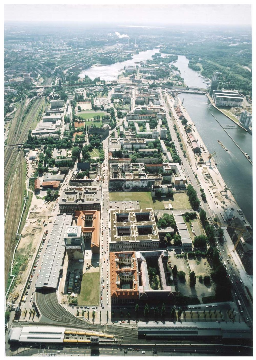 Aerial photograph Berlin - Friedrichshain - Gelände der Oberbaumcity am S- und U-Bahnhof Warschauer Straße in Berlin - Friedrichshain - ein Objekt der HVB - Projekt GmbH.