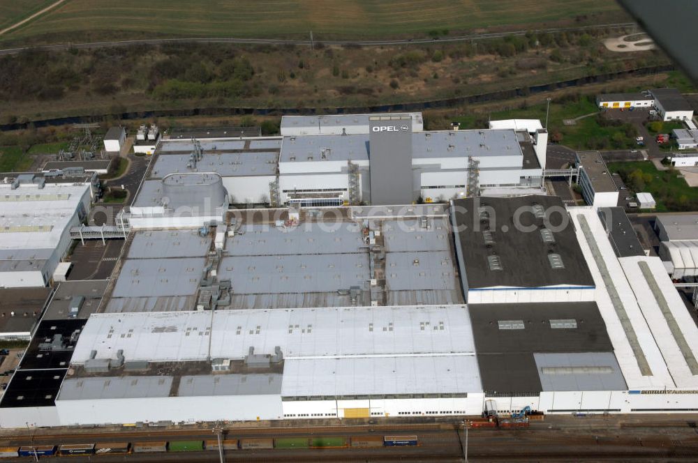 Aerial image EISENACH - Blick auf das Gelände des OPEL-Werkes Eisenach. Rund 1.900 Mitarbeiter produzieren in Thüringen den neuen Corsa. Die Opel Eisenach GmbH arbeitet seit 1992 mit modernsten Produktionsanlagen und -methoden. Grundlegend sind dafür die fünf Prinzipien: Standardisierung, kurze Durchlaufzeiten, Qualität von Anfang an, kontinuierliche Verbesserung und Einbeziehung der Mitarbeiter. Anschrift: Adam-Opel-Str. 100 in 99817 Eisenach, Tel.: 03691 66-0