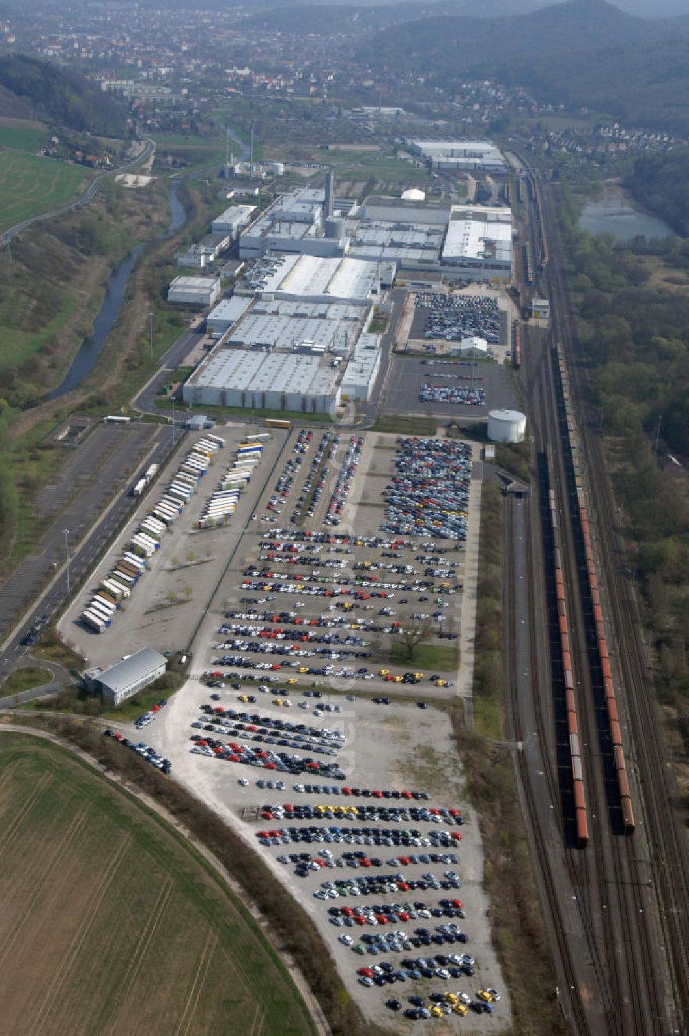 Aerial photograph EISENACH - Blick auf das Gelände des OPEL-Werkes Eisenach. Rund 1.900 Mitarbeiter produzieren in Thüringen den neuen Corsa. Die Opel Eisenach GmbH arbeitet seit 1992 mit modernsten Produktionsanlagen und -methoden. Grundlegend sind dafür die fünf Prinzipien: Standardisierung, kurze Durchlaufzeiten, Qualität von Anfang an, kontinuierliche Verbesserung und Einbeziehung der Mitarbeiter. Anschrift: Adam-Opel-Str. 100 in 99817 Eisenach, Tel.: 03691 66-0