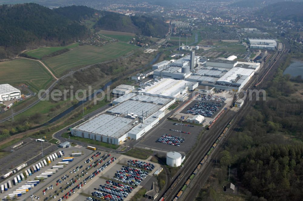 EISENACH from above - Blick auf das Gelände des OPEL-Werkes Eisenach. Rund 1.900 Mitarbeiter produzieren in Thüringen den neuen Corsa. Die Opel Eisenach GmbH arbeitet seit 1992 mit modernsten Produktionsanlagen und -methoden. Grundlegend sind dafür die fünf Prinzipien: Standardisierung, kurze Durchlaufzeiten, Qualität von Anfang an, kontinuierliche Verbesserung und Einbeziehung der Mitarbeiter. Anschrift: Adam-Opel-Str. 100 in 99817 Eisenach, Tel.: 03691 66-0