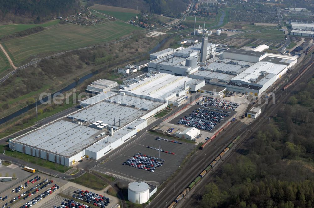 EISENACH from the bird's eye view: Blick auf das Gelände des OPEL-Werkes Eisenach. Rund 1.900 Mitarbeiter produzieren in Thüringen den neuen Corsa. Die Opel Eisenach GmbH arbeitet seit 1992 mit modernsten Produktionsanlagen und -methoden. Grundlegend sind dafür die fünf Prinzipien: Standardisierung, kurze Durchlaufzeiten, Qualität von Anfang an, kontinuierliche Verbesserung und Einbeziehung der Mitarbeiter. Anschrift: Adam-Opel-Str. 100 in 99817 Eisenach, Tel.: 03691 66-0