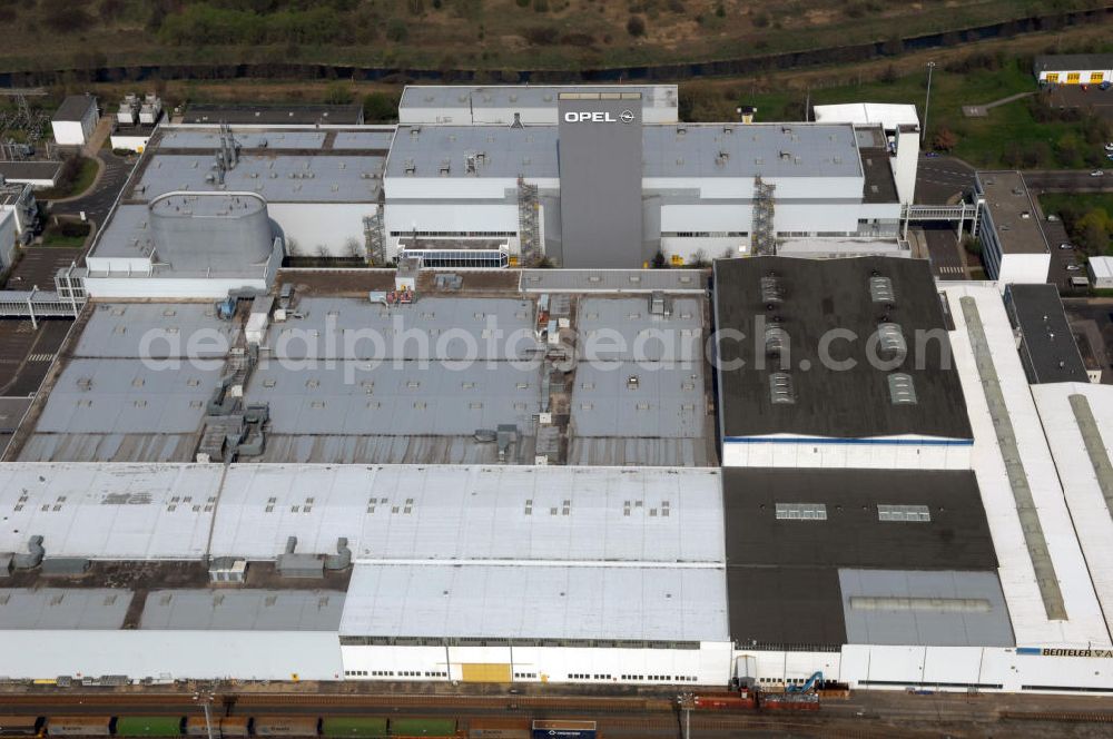 EISENACH from above - Blick auf das Gelände des OPEL-Werkes Eisenach. Rund 1.900 Mitarbeiter produzieren in Thüringen den neuen Corsa. Die Opel Eisenach GmbH arbeitet seit 1992 mit modernsten Produktionsanlagen und -methoden. Grundlegend sind dafür die fünf Prinzipien: Standardisierung, kurze Durchlaufzeiten, Qualität von Anfang an, kontinuierliche Verbesserung und Einbeziehung der Mitarbeiter. Anschrift: Adam-Opel-Str. 100 in 99817 Eisenach, Tel.: 03691 66-0