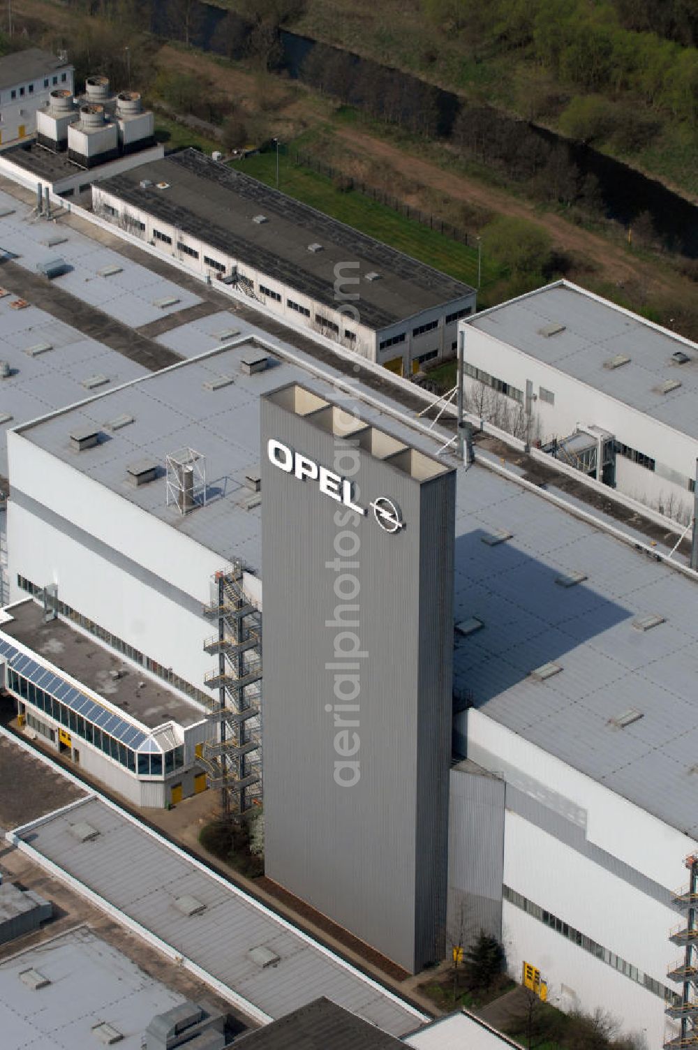 EISENACH from the bird's eye view: Blick auf das Gelände des OPEL-Werkes Eisenach. Rund 1.900 Mitarbeiter produzieren in Thüringen den neuen Corsa. Die Opel Eisenach GmbH arbeitet seit 1992 mit modernsten Produktionsanlagen und -methoden. Grundlegend sind dafür die fünf Prinzipien: Standardisierung, kurze Durchlaufzeiten, Qualität von Anfang an, kontinuierliche Verbesserung und Einbeziehung der Mitarbeiter. Anschrift: Adam-Opel-Str. 100 in 99817 Eisenach, Tel.: 03691 66-0