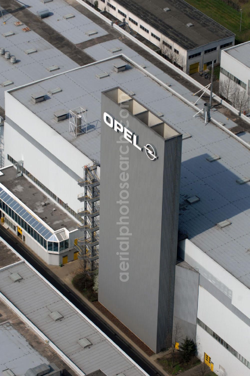 Aerial photograph EISENACH - Blick auf das Gelände des OPEL-Werkes Eisenach. Rund 1.900 Mitarbeiter produzieren in Thüringen den neuen Corsa. Die Opel Eisenach GmbH arbeitet seit 1992 mit modernsten Produktionsanlagen und -methoden. Grundlegend sind dafür die fünf Prinzipien: Standardisierung, kurze Durchlaufzeiten, Qualität von Anfang an, kontinuierliche Verbesserung und Einbeziehung der Mitarbeiter. Anschrift: Adam-Opel-Str. 100 in 99817 Eisenach, Tel.: 03691 66-0