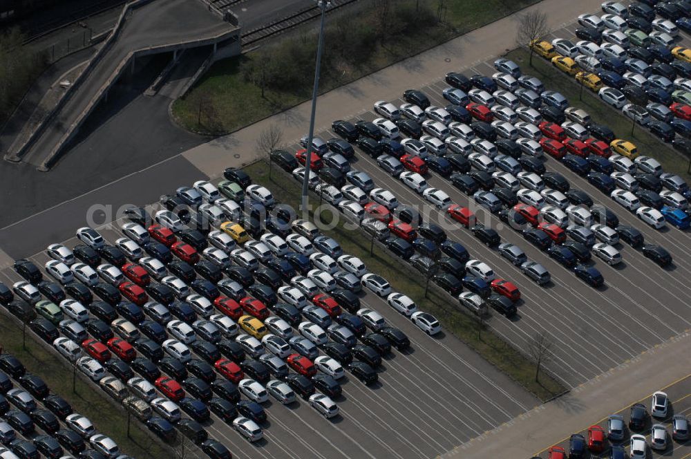 EISENACH from above - Blick auf das Gelände des OPEL-Werkes Eisenach. Rund 1.900 Mitarbeiter produzieren in Thüringen den neuen Corsa. Die Opel Eisenach GmbH arbeitet seit 1992 mit modernsten Produktionsanlagen und -methoden. Grundlegend sind dafür die fünf Prinzipien: Standardisierung, kurze Durchlaufzeiten, Qualität von Anfang an, kontinuierliche Verbesserung und Einbeziehung der Mitarbeiter. Anschrift: Adam-Opel-Str. 100 in 99817 Eisenach, Tel.: 03691 66-0